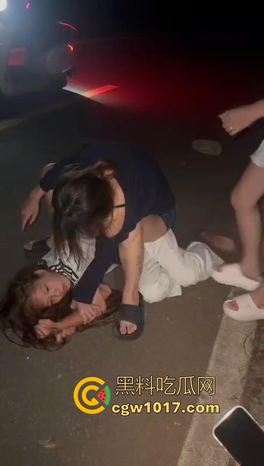 广东精神小妹夜间约架,不料刚下车没多久就被人按在地下,故意找茬呢!狠狠的羞辱,完全不得动弹,这下丢脸丢大了!