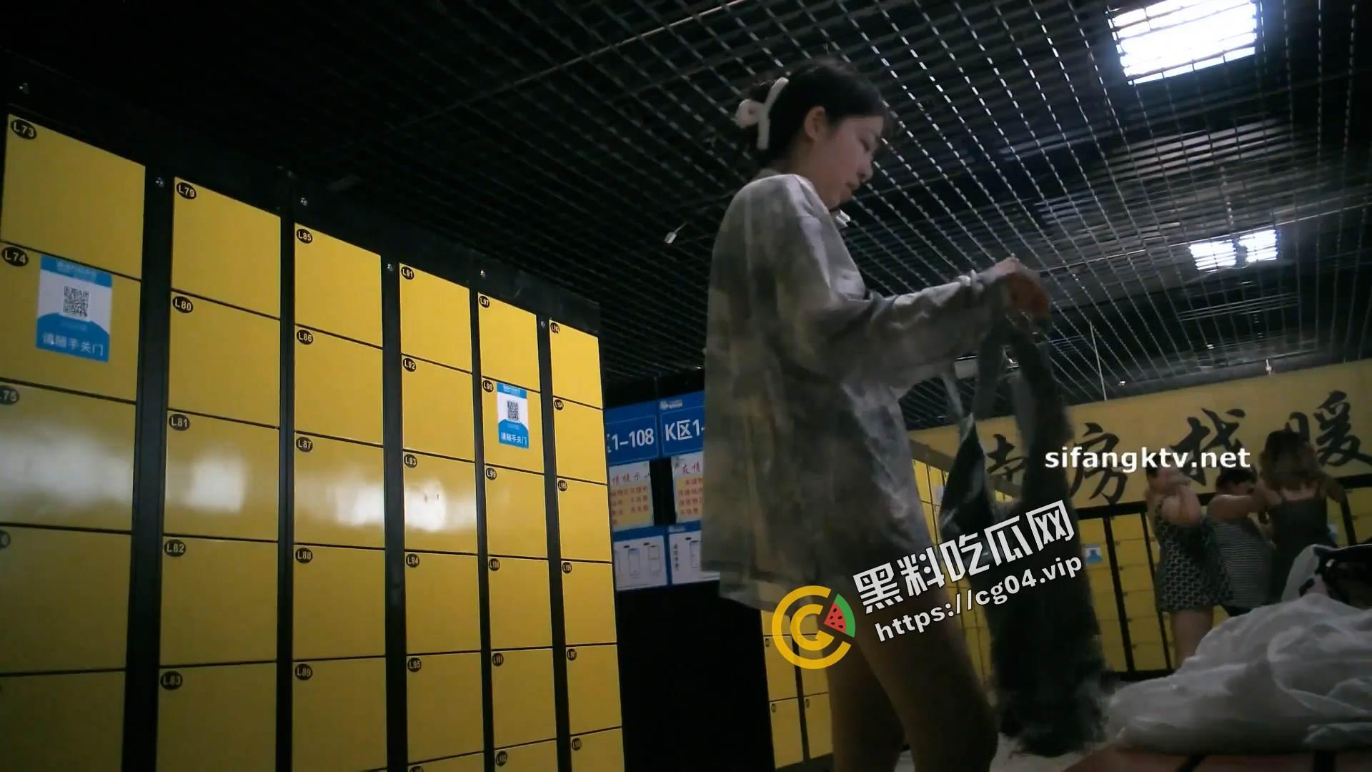 十二月最新流出 大神潜入水上乐园更衣室偷拍 泳客可爱眼镜妹奶子圆润 逼毛性感