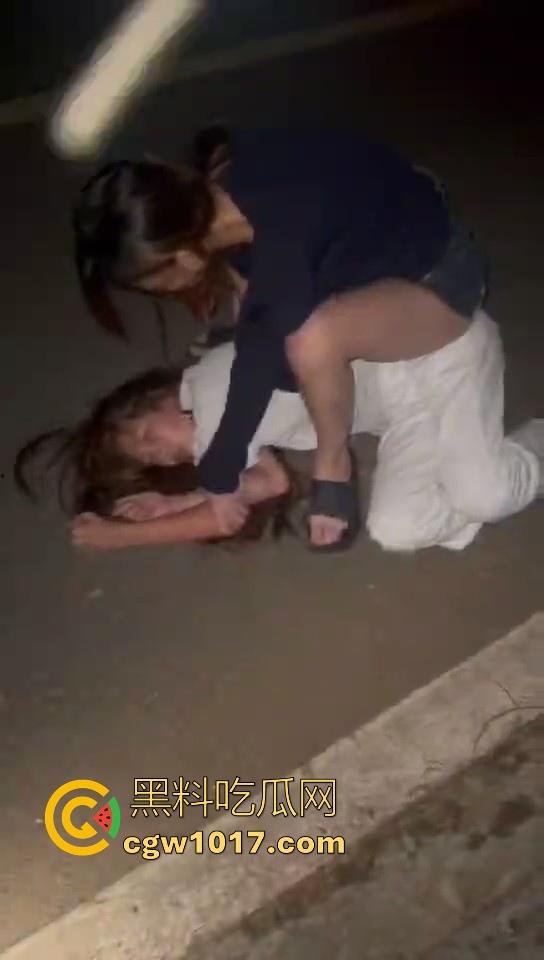 广东精神小妹夜间约架,不料刚下车没多久就被人按在地下,故意找茬呢!狠狠的羞辱,完全不得动弹,这下丢脸丢大了!