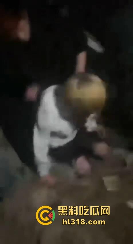 甘肃省定西市岷县多人群殴霸凌视频曝光, 逼其口含避孕套吹泡泡,还像狗一样爬,边爬边殴打!