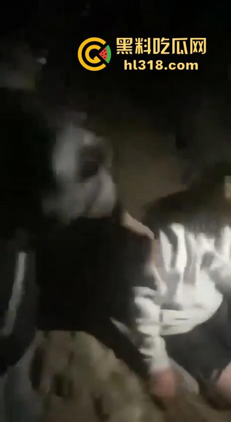 甘肃省定西市岷县多人群殴霸凌视频曝光, 逼其口含避孕套吹泡泡,还像狗一样爬,边爬边殴打!