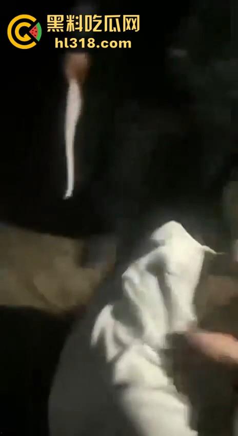 甘肃省定西市岷县多人群殴霸凌视频曝光, 逼其口含避孕套吹泡泡,还像狗一样爬,边爬边殴打!