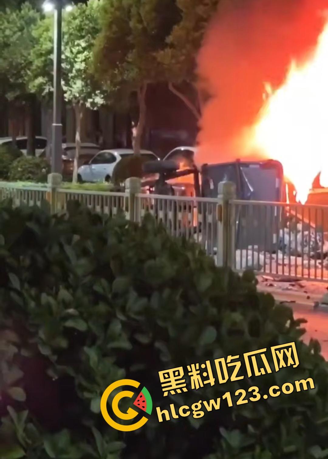 山西运城大哥刚嫖完娼就车祸?大哥刚灌完洗浴妹子出门,立马醉驾奥迪A6猛撞垃圾车!