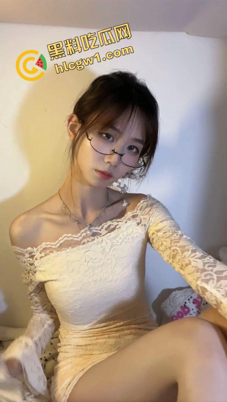 抖音青春少女无敌清纯网红『安陌瑜』早期与多金单男 家中激情输出小穴 独家曝光流出!