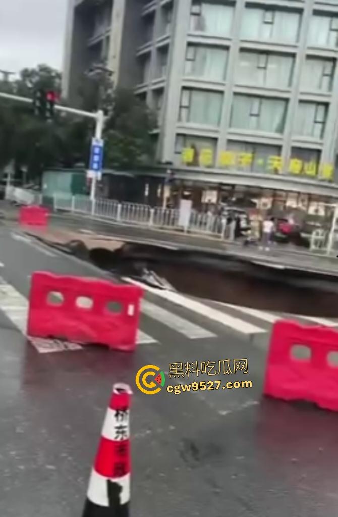 河北张家口马路地陷,车主猛踩油门到底都冲不上来,路面的水一直向下流,警察再不来人都要淹死了!