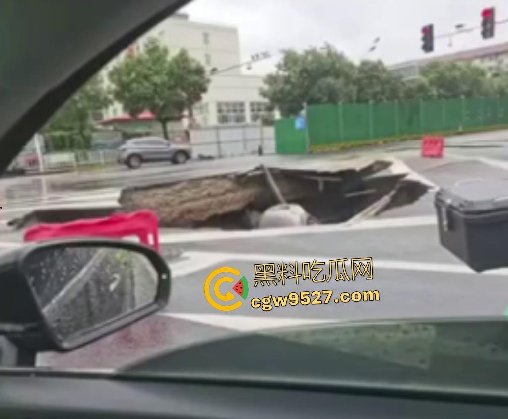 河北张家口马路地陷,车主猛踩油门到底都冲不上来,路面的水一直向下流,警察再不来人都要淹死了!