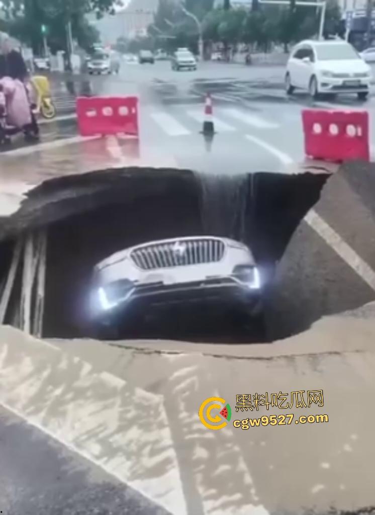 河北张家口马路地陷,车主猛踩油门到底都冲不上来,路面的水一直向下流,警察再不来人都要淹死了!