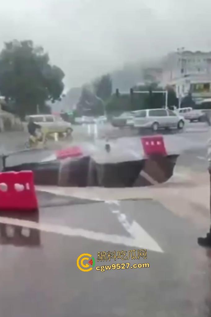 河北张家口马路地陷,车主猛踩油门到底都冲不上来,路面的水一直向下流,警察再不来人都要淹死了!