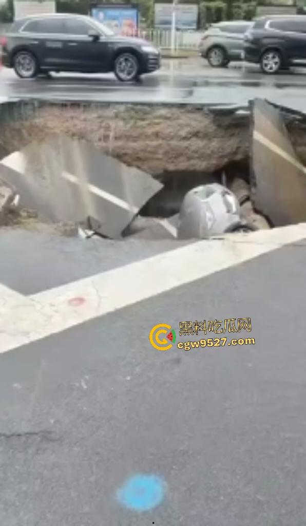 河北张家口马路地陷,车主猛踩油门到底都冲不上来,路面的水一直向下流,警察再不来人都要淹死了!