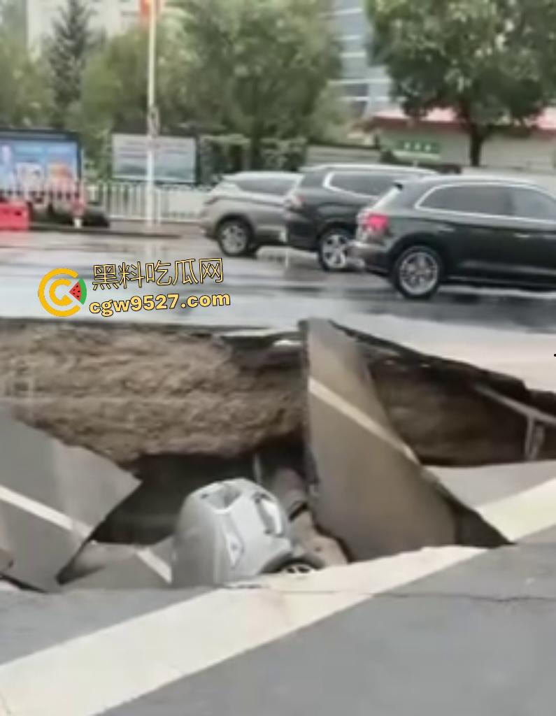 河北张家口马路地陷,车主猛踩油门到底都冲不上来,路面的水一直向下流,警察再不来人都要淹死了!