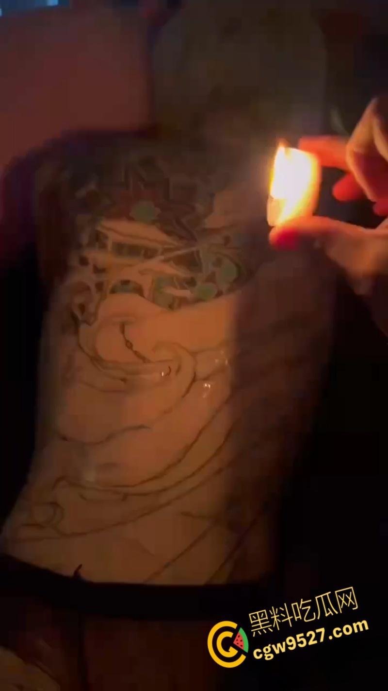 抖音网红精神小妹【无能巨婴】,线下约炮视频泄露,满背纹身滴蜡调教,楼梯站立后入猛操,真是骚到没边 !