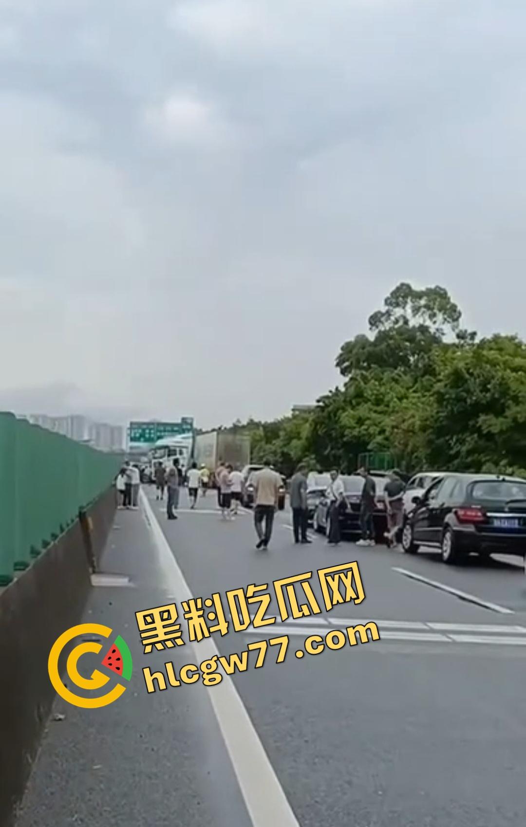 泉南高速惊魂！临桂-灵川段大挂车狂撞四小车，福利路出口变炼狱！