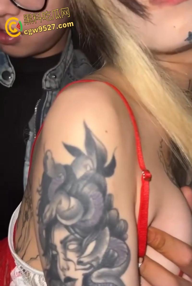 抖音网红精神小妹【无能巨婴】,线下约炮视频泄露,满背纹身滴蜡调教,楼梯站立后入猛操,真是骚到没边 !