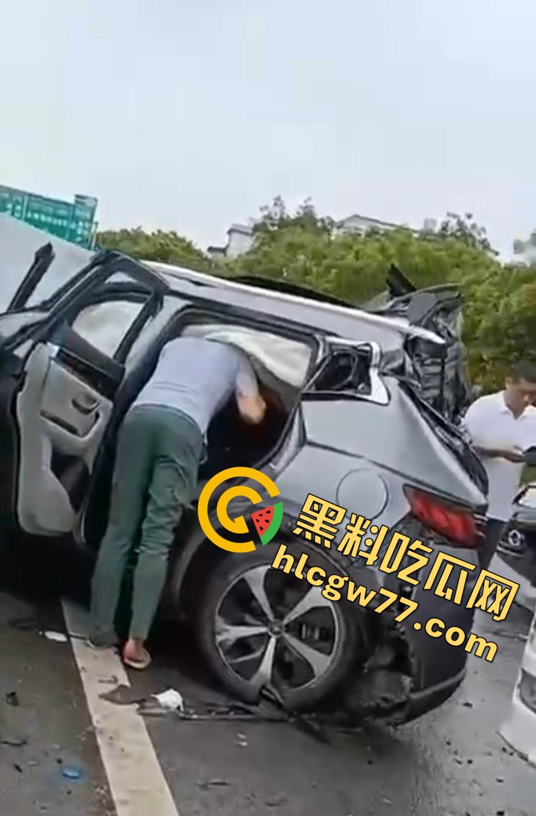 泉南高速惊魂!临桂-灵川段大挂车狂撞四小车,福利路出口变炼狱!