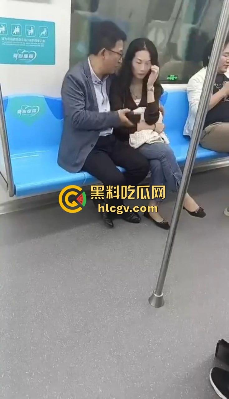 江苏地铁上演现实版约炮!骚女人妻勾搭路人抱怨老公不给力,大哥直接掏三百块约起来!