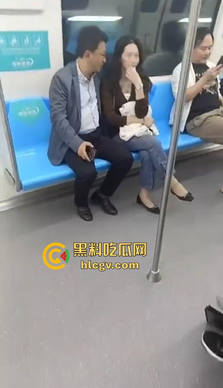 江苏地铁上演现实版约炮!骚女人妻勾搭路人抱怨老公不给力,大哥直接掏三百块约起来!