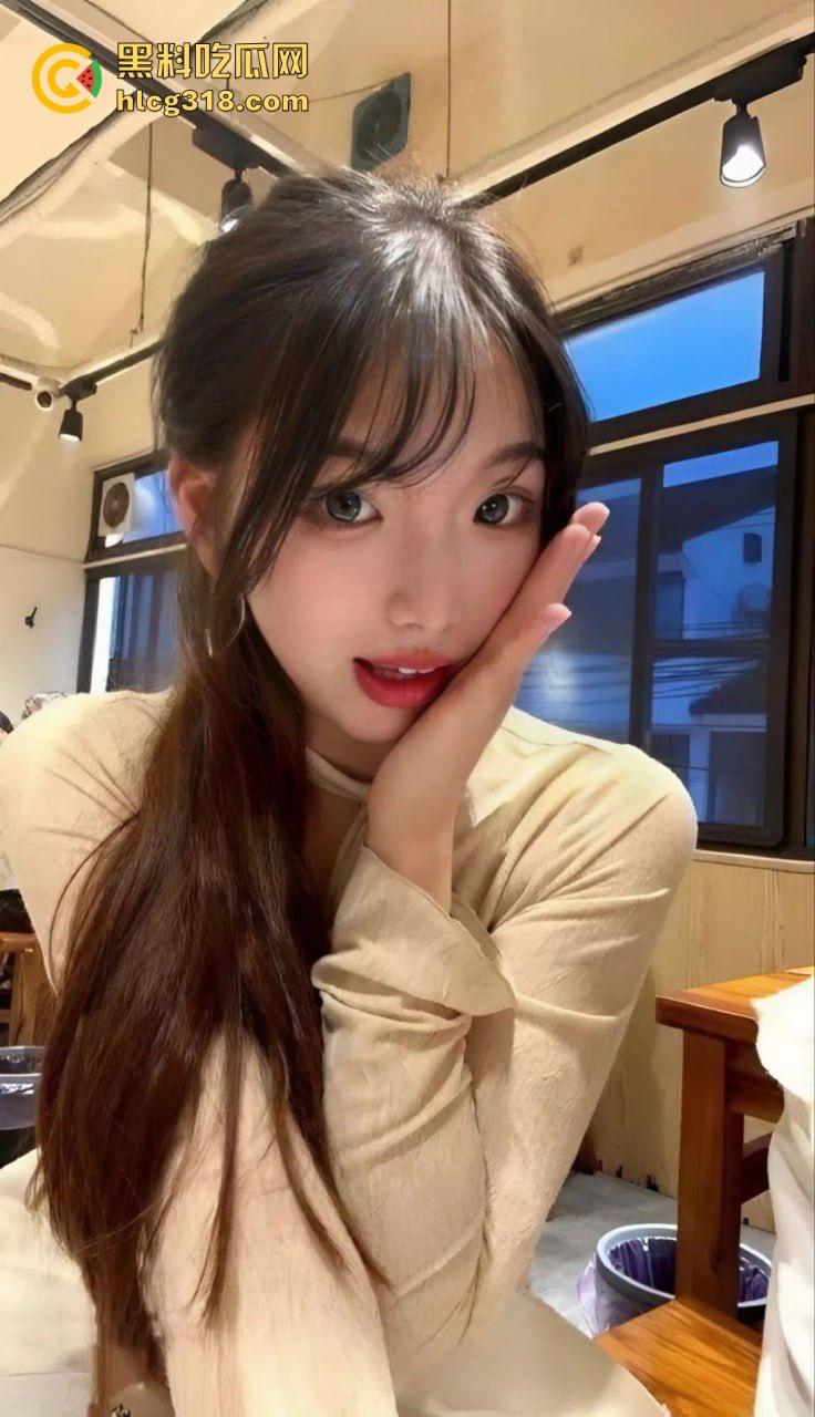 低俗直播PK惩罚，女主播输了被男助手的用皮带疯狂抽打屁股，感觉连吃奶的劲都使出来了，看着都疼！