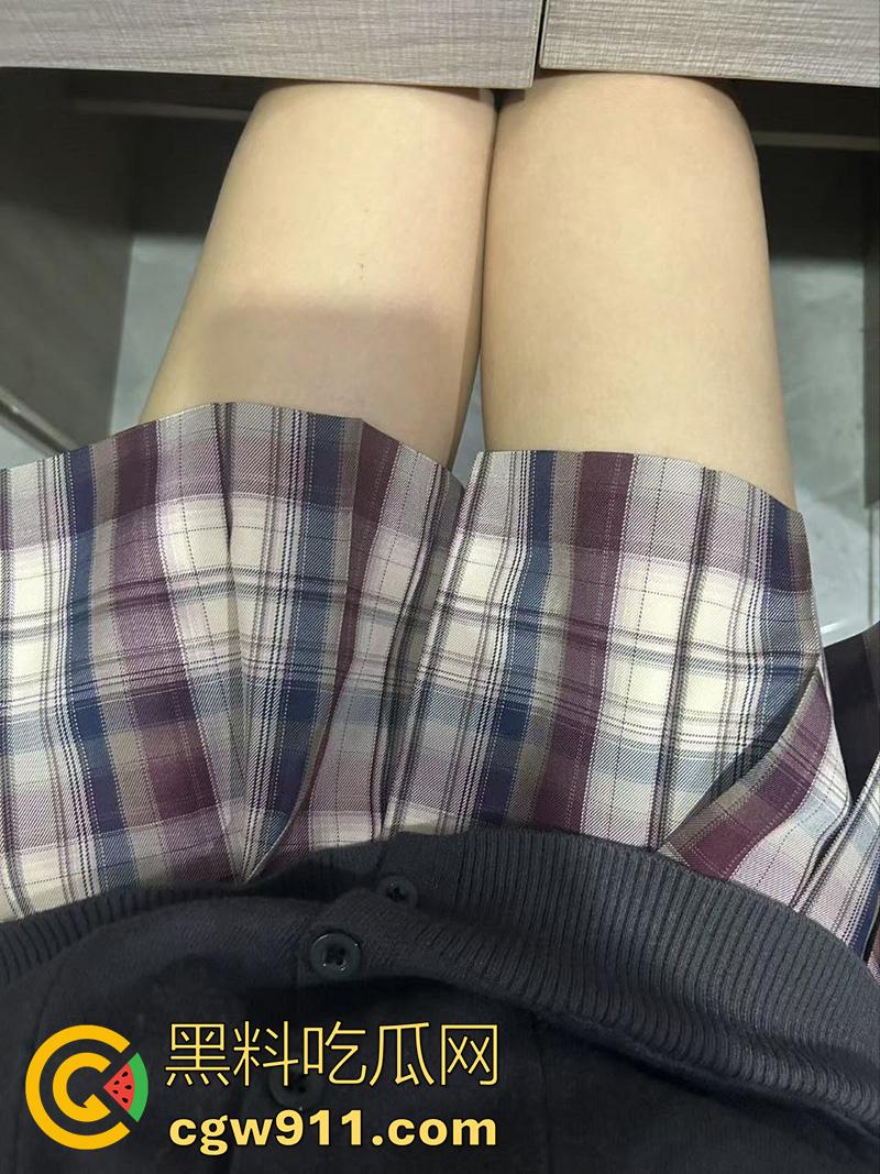 广西桂林十八中母狗【苏莉莉】,肌肤白嫩大奶饱满诱惑,被金主包养,调教深喉口交,粗长大屌一口吞也没问题!