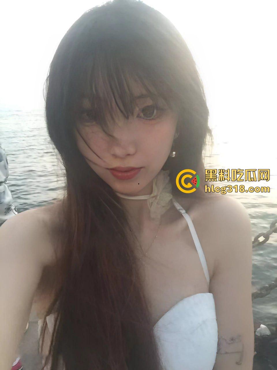 低俗直播PK惩罚,女主播输了被男助手的用皮带疯狂抽打屁股,感觉连吃奶的劲都使出来了,看着都疼!