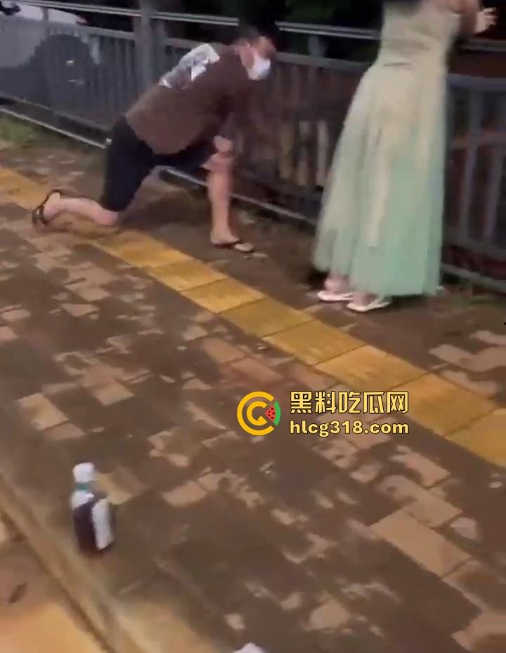 低俗直播PK惩罚,女主播输了被男助手的用皮带疯狂抽打屁股,感觉连吃奶的劲都使出来了,看着都疼!