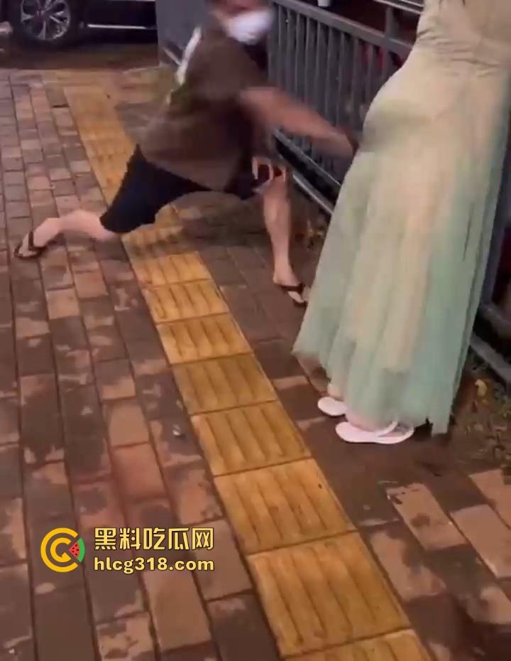 低俗直播PK惩罚,女主播输了被男助手的用皮带疯狂抽打屁股,感觉连吃奶的劲都使出来了,看着都疼!