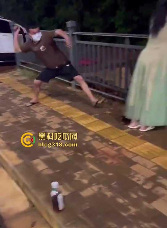 低俗直播PK惩罚,女主播输了被男助手的用皮带疯狂抽打屁股,感觉连吃奶的劲都使出来了,看着都疼!