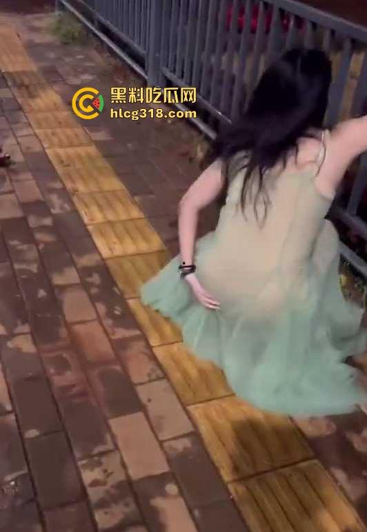 低俗直播PK惩罚,女主播输了被男助手的用皮带疯狂抽打屁股,感觉连吃奶的劲都使出来了,看着都疼!