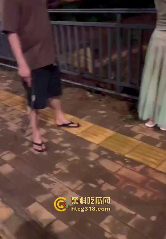 低俗直播PK惩罚,女主播输了被男助手的用皮带疯狂抽打屁股,感觉连吃奶的劲都使出来了,看着都疼!