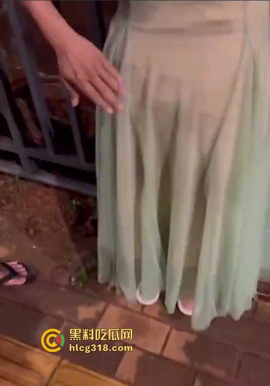 低俗直播PK惩罚,女主播输了被男助手的用皮带疯狂抽打屁股,感觉连吃奶的劲都使出来了,看着都疼!