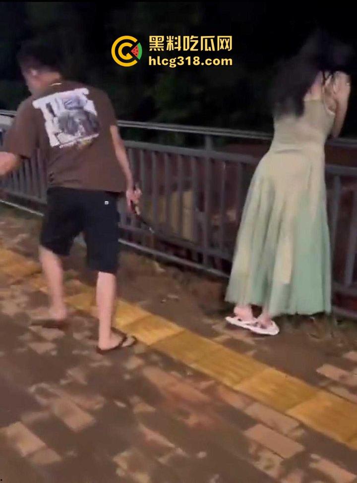 低俗直播PK惩罚,女主播输了被男助手的用皮带疯狂抽打屁股,感觉连吃奶的劲都使出来了,看着都疼!