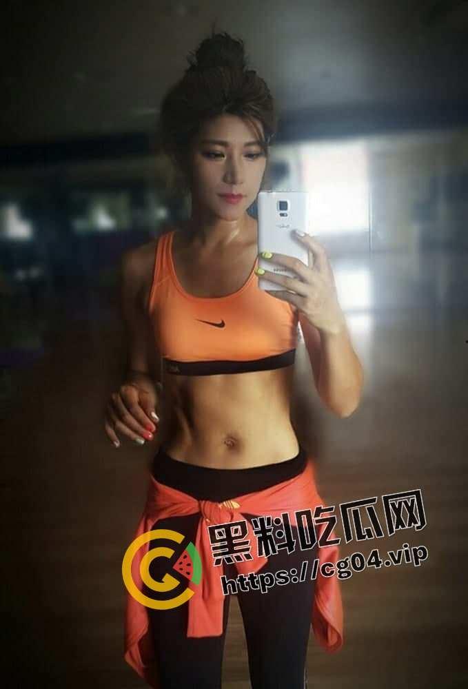 南韩普拉提教练 为金主献身 口爆吞精后入 白天上班普拉提 晚上后入当炮机