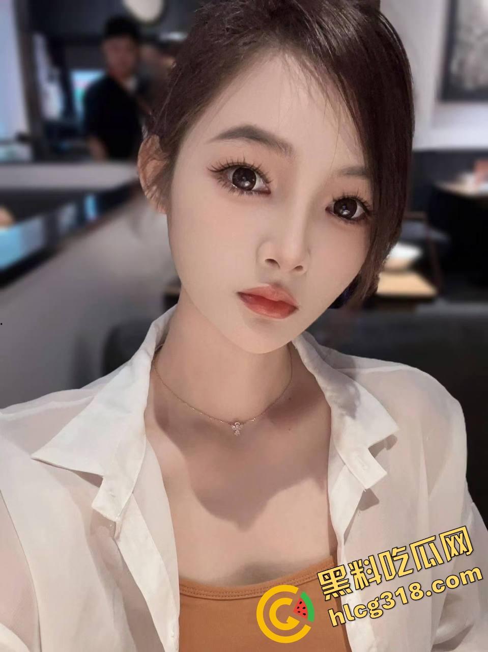 舔狗舔到最后一场空,舔了三年女神,结果还不是成了有钱人胯下的专属母狗,只配给金主吃鸡!