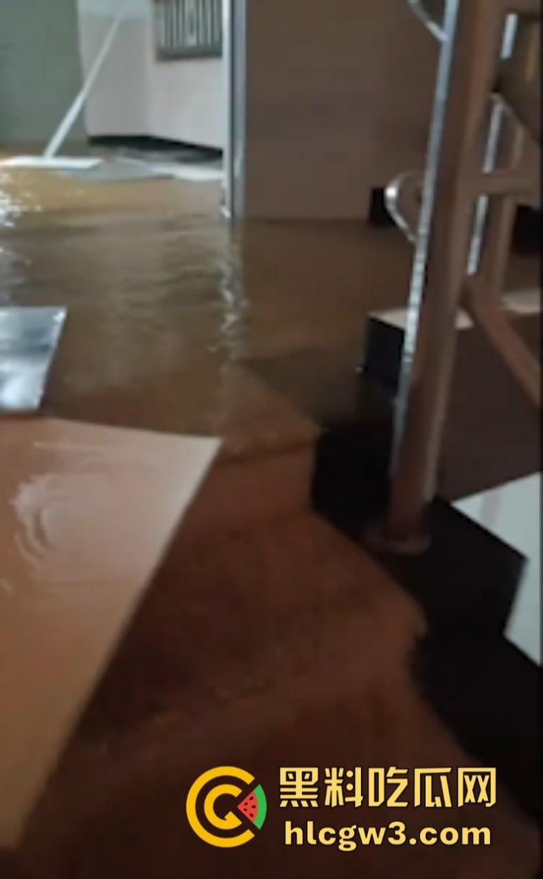 屎不可挡!浙江温州医学院男生宿舍水管爆裂屎花满天飞 这下可要与屎共眠了!