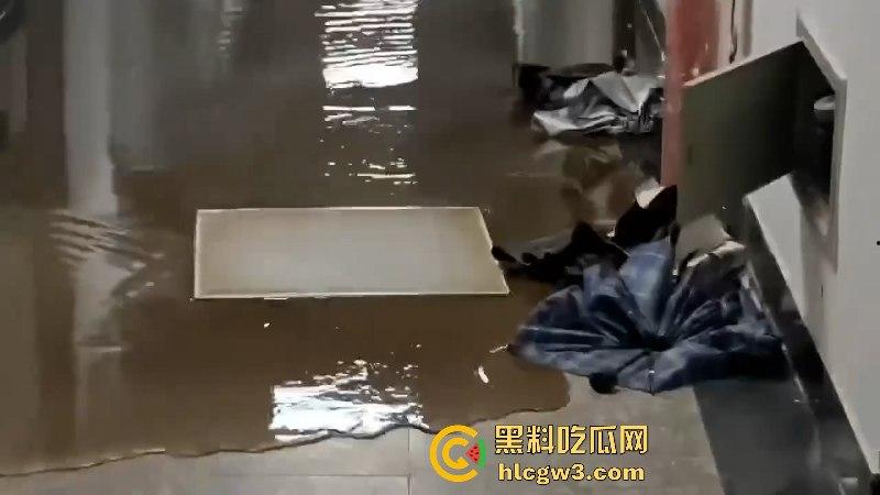 屎不可挡!浙江温州医学院男生宿舍水管爆裂屎花满天飞 这下可要与屎共眠了!