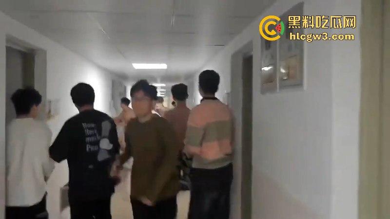 屎不可挡!浙江温州医学院男生宿舍水管爆裂屎花满天飞 这下可要与屎共眠了!