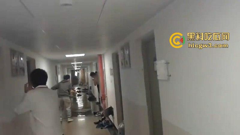 屎不可挡!浙江温州医学院男生宿舍水管爆裂屎花满天飞 这下可要与屎共眠了!