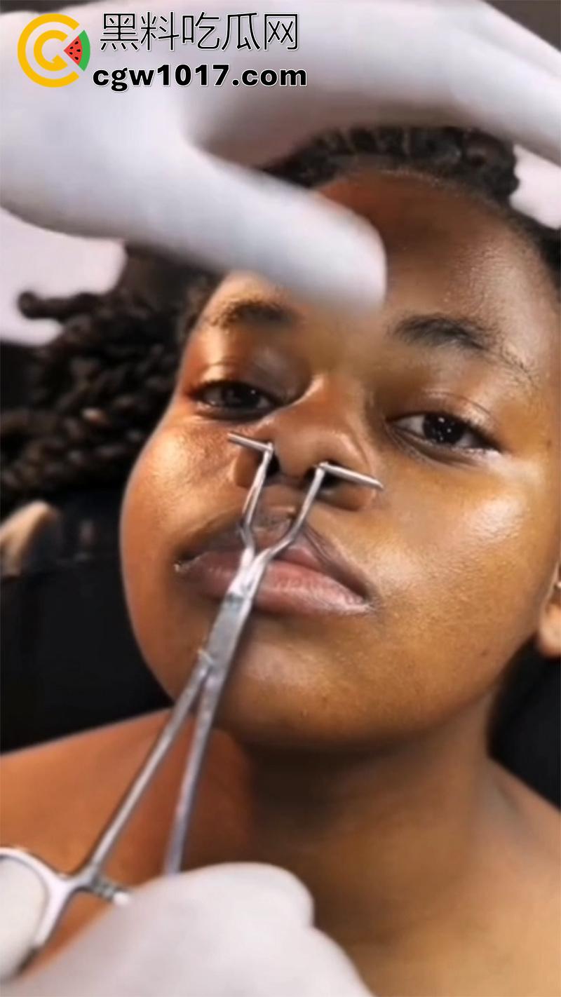黑人女孩沉浸式穿刺，给鼻子打孔穿鼻环，这玩意不是牛才打的么，黑人竟然也好这口，难道是个小母牛？