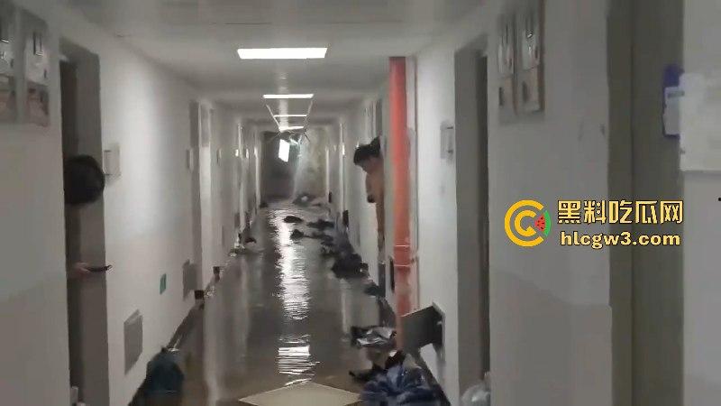屎不可挡!浙江温州医学院男生宿舍水管爆裂屎花满天飞 这下可要与屎共眠了!