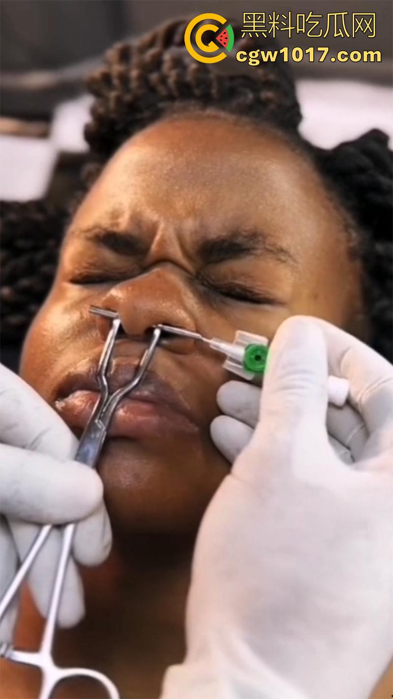 黑人女孩沉浸式穿刺,给鼻子打孔穿鼻环,这玩意不是牛才打的么,黑人竟然也好这口,难道是个小母牛?