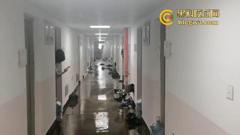 屎不可挡!浙江温州医学院男生宿舍水管爆裂屎花满天飞 这下可要与屎共眠了!