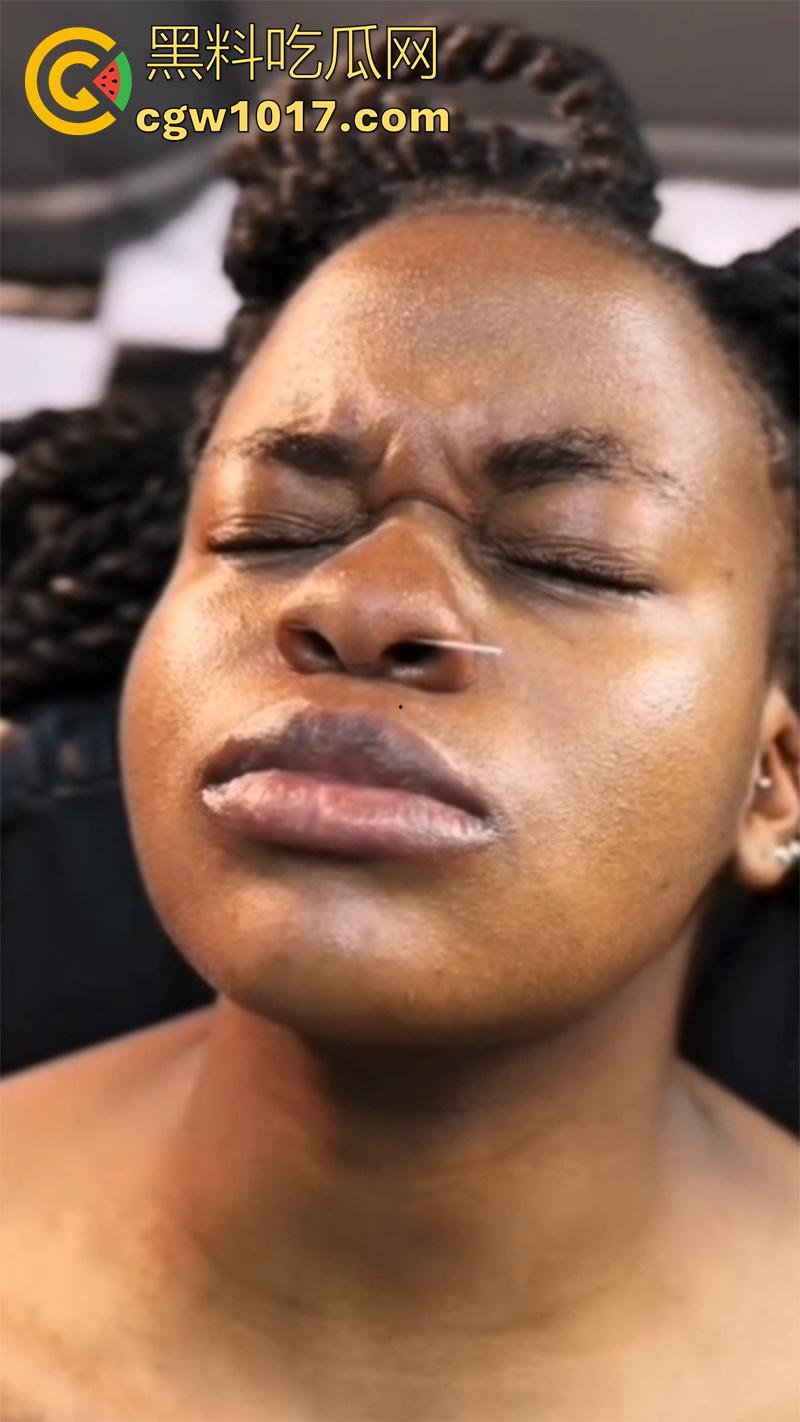 黑人女孩沉浸式穿刺,给鼻子打孔穿鼻环,这玩意不是牛才打的么,黑人竟然也好这口,难道是个小母牛?