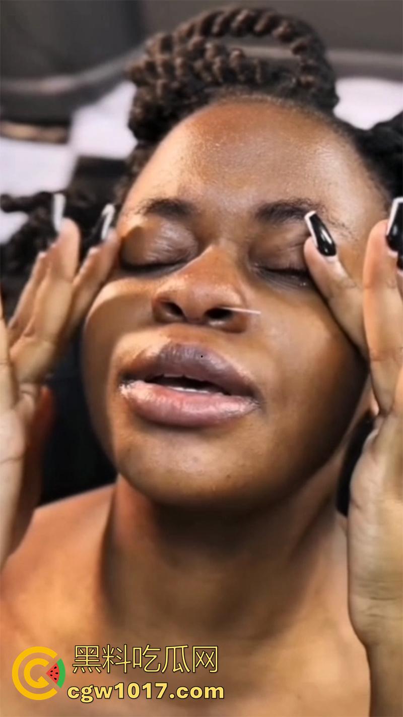 黑人女孩沉浸式穿刺,给鼻子打孔穿鼻环,这玩意不是牛才打的么,黑人竟然也好这口,难道是个小母牛?