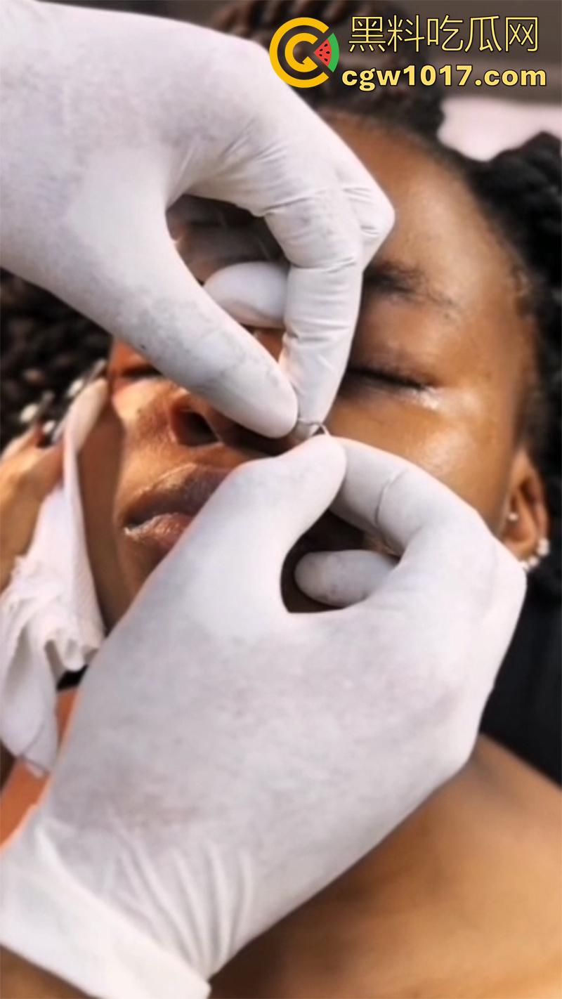 黑人女孩沉浸式穿刺,给鼻子打孔穿鼻环,这玩意不是牛才打的么,黑人竟然也好这口,难道是个小母牛?
