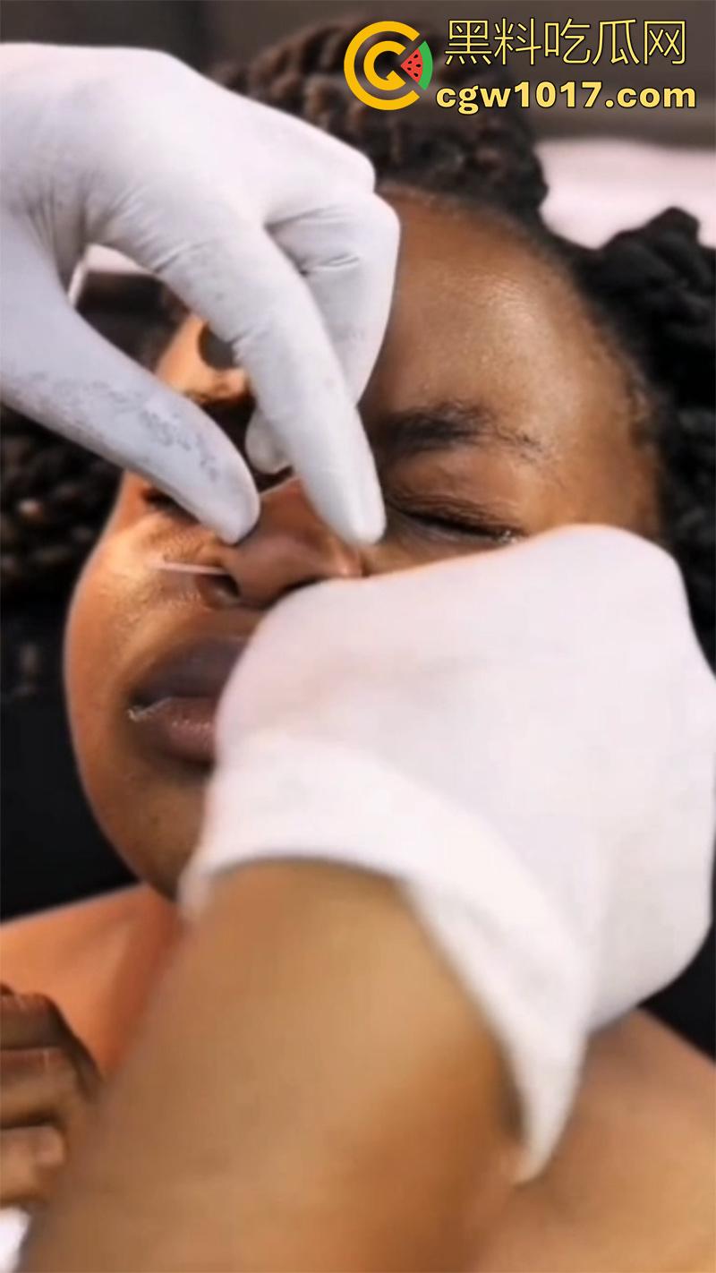 黑人女孩沉浸式穿刺,给鼻子打孔穿鼻环,这玩意不是牛才打的么,黑人竟然也好这口,难道是个小母牛?