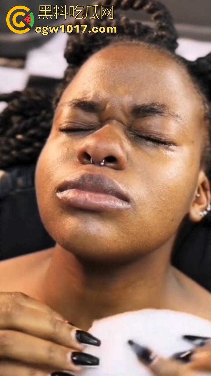 黑人女孩沉浸式穿刺,给鼻子打孔穿鼻环,这玩意不是牛才打的么,黑人竟然也好这口,难道是个小母牛?