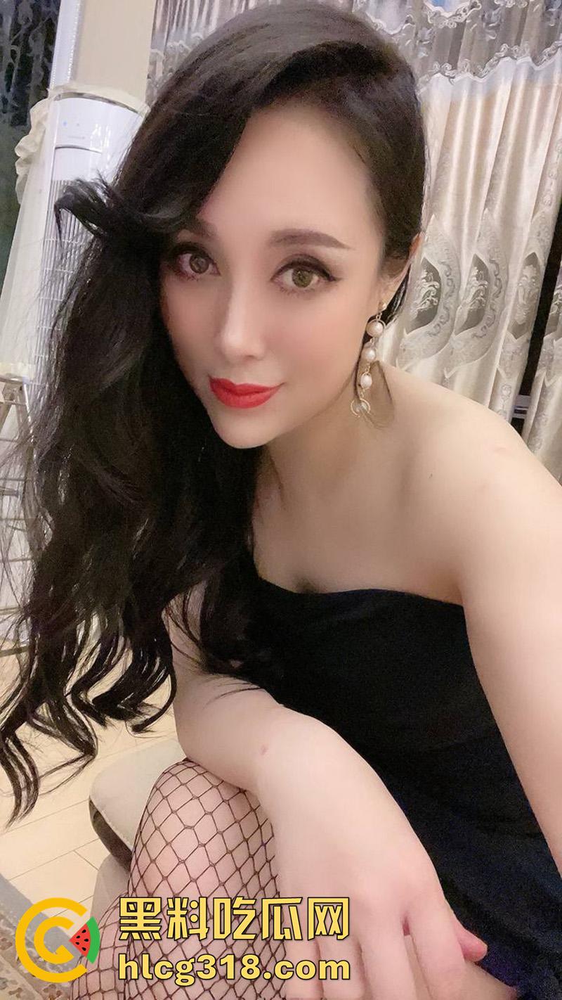 沈阳罗曼达商K极品骚妇【平姐】,靠快手擦边秀黑丝美腿,包厢约炮客人啪啪,据说骚逼还有老公呢!