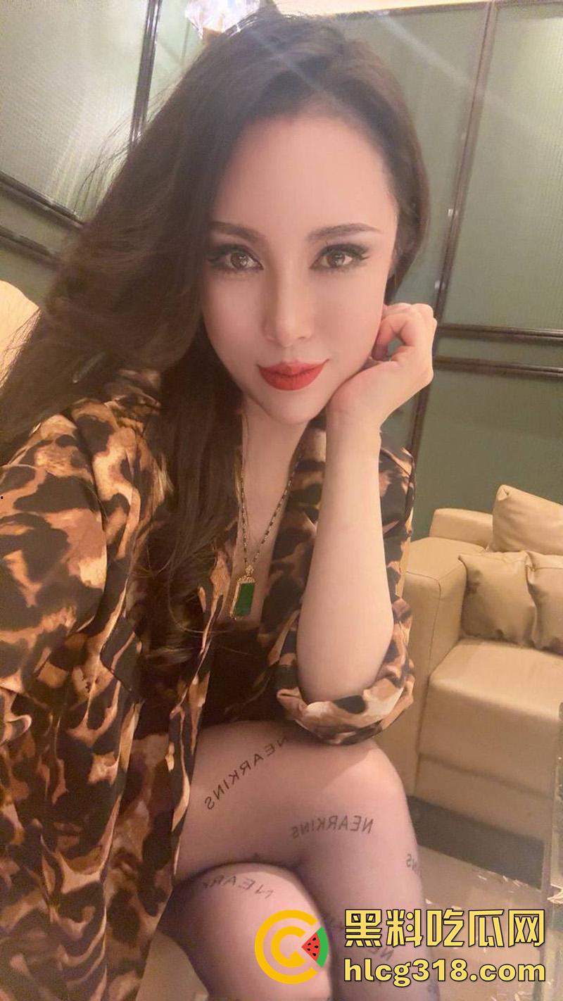 沈阳罗曼达商K极品骚妇【平姐】,靠快手擦边秀黑丝美腿,包厢约炮客人啪啪,据说骚逼还有老公呢!