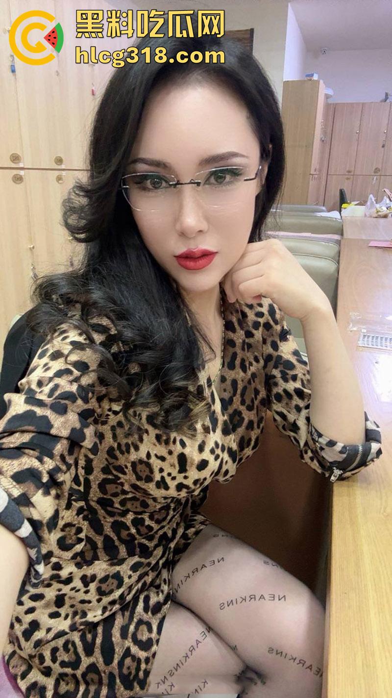 沈阳罗曼达商K极品骚妇【平姐】,靠快手擦边秀黑丝美腿,包厢约炮客人啪啪,据说骚逼还有老公呢!