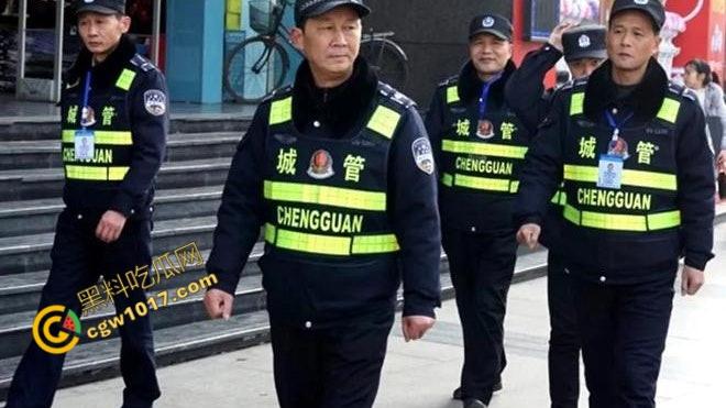 新疆男子勇斗城管！刀光闪烁，威风凛凛，城管悲惨跪地求饶，差点命丧黄泉！