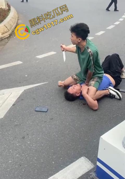 新疆男子勇斗城管!刀光闪烁,威风凛凛,城管悲惨跪地求饶,差点命丧黄泉!